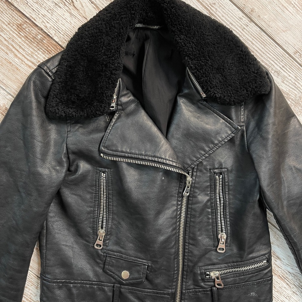 Fur collar leather jacket